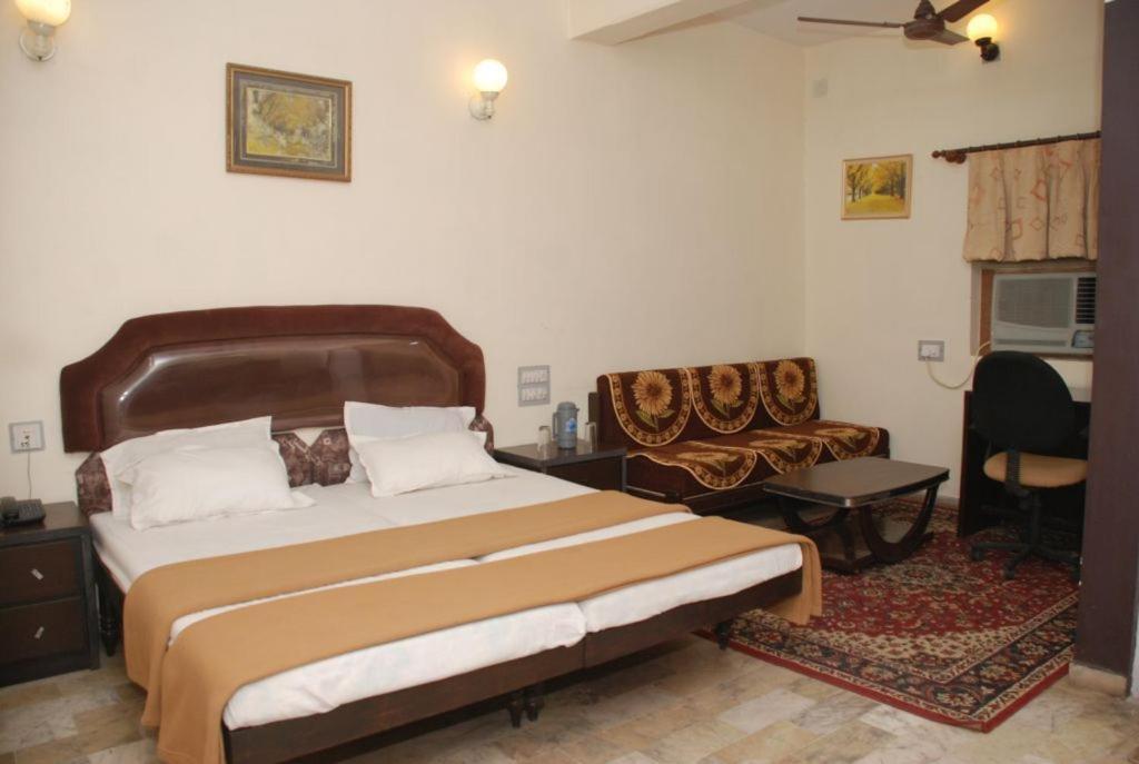 Royal Otel Amhedabad Dış mekan fotoğraf